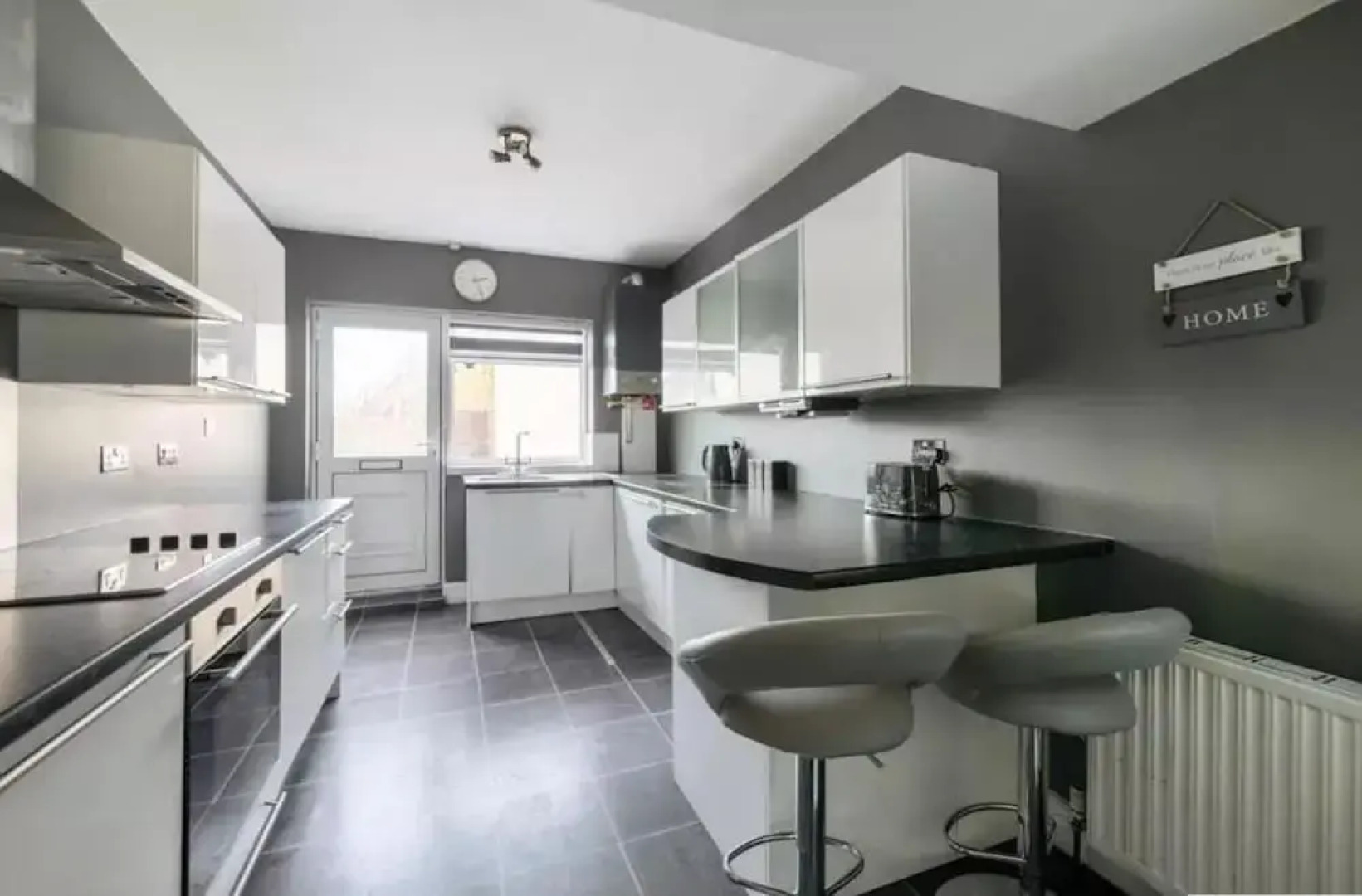 2br-sleeps6-parking-garden-nearlondon