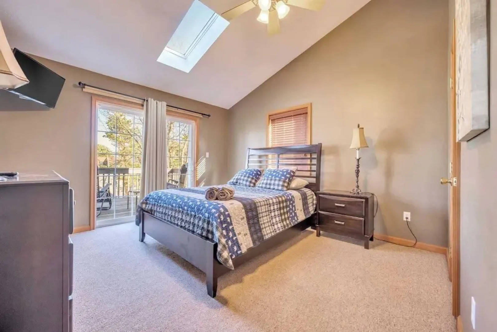 Pocono Pinnacle by Avantstay Steps to the Lake, Game Room, Large Deck