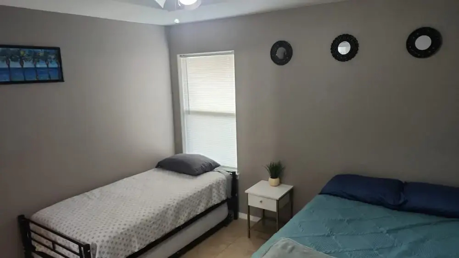 2 Bedrooms Apt Near Univeristy