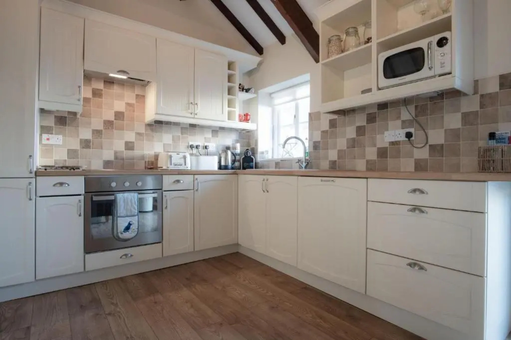 The Old Stables - 3 Bedroom Cottage - Angle