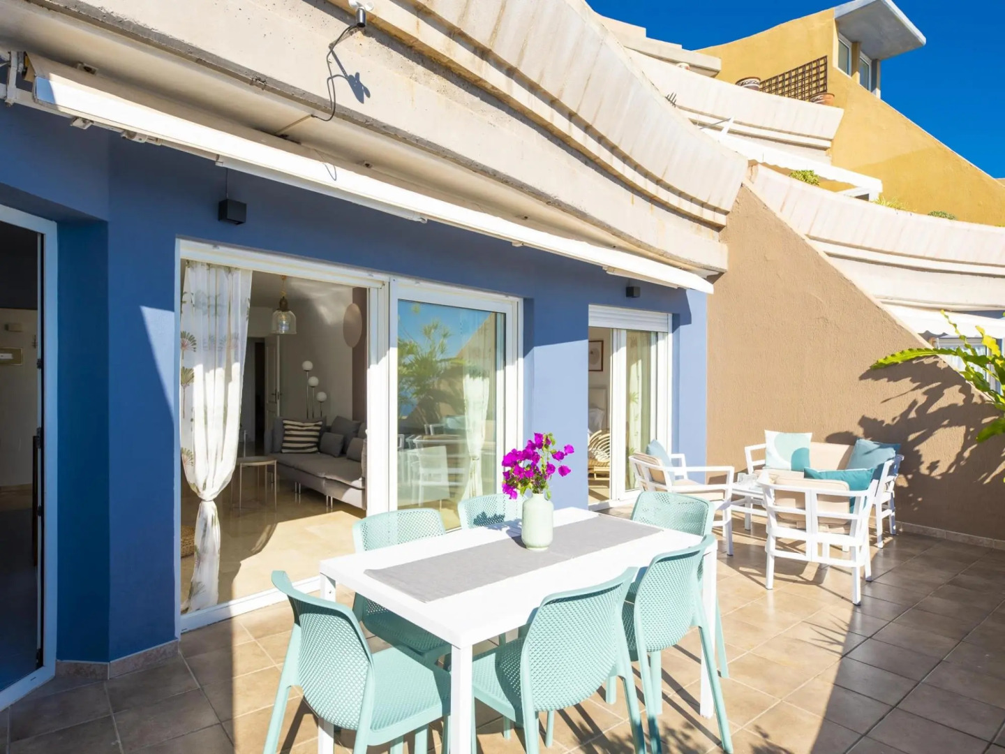 Beach apartment with terrace and private parking
