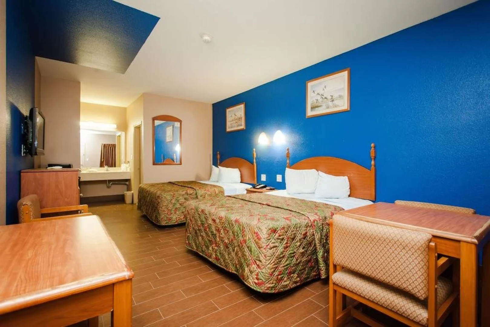 Scottish Inn & Suites