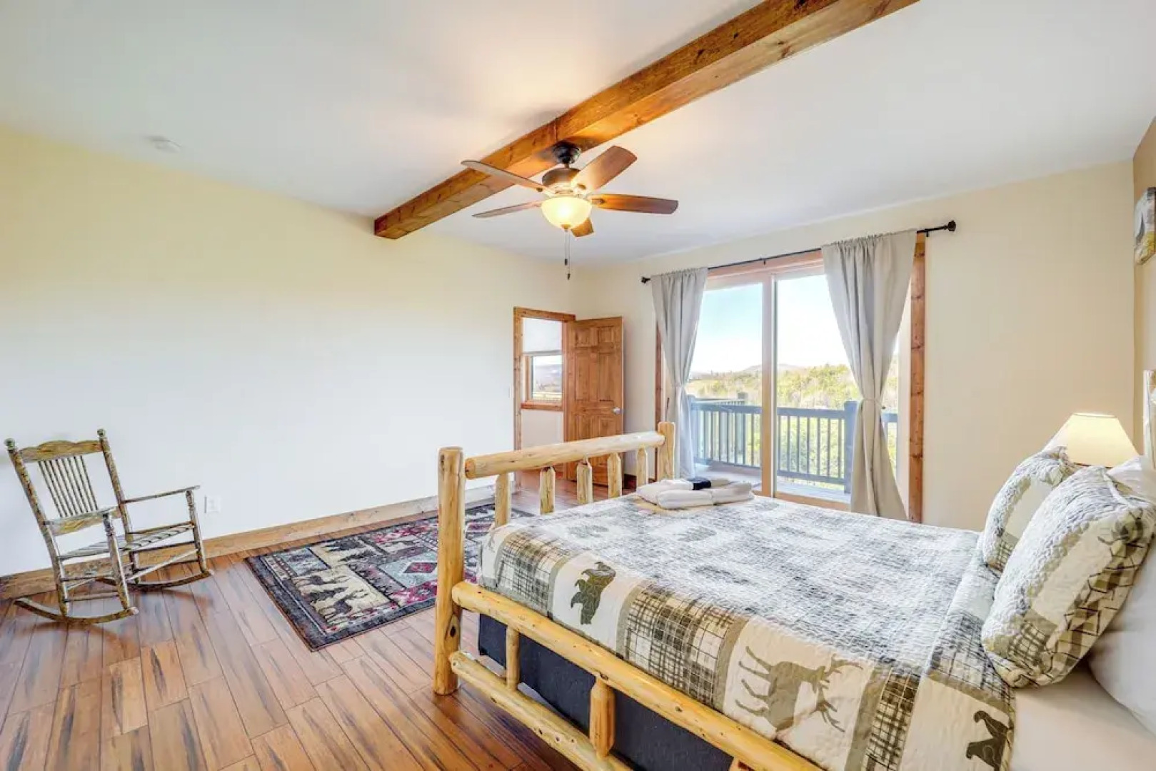 Mountain-view Deck: Group Getaway in Fleetwood