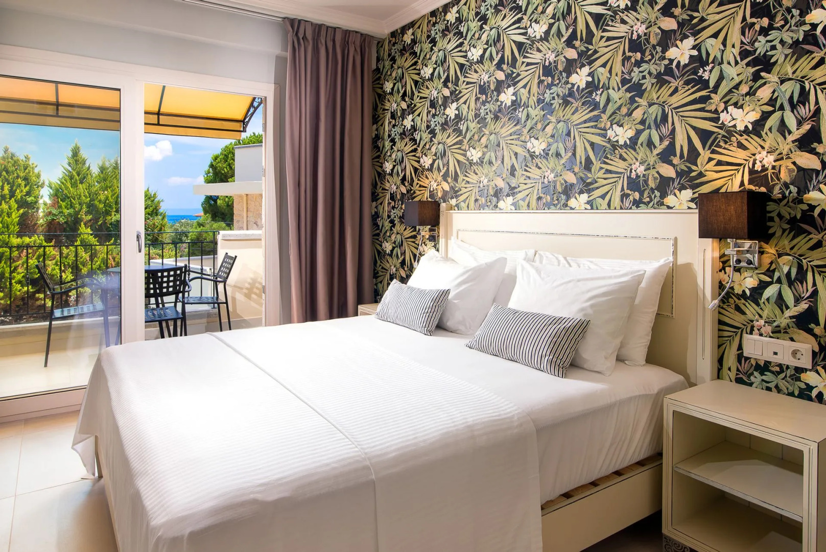 Neikos Luxury Suites