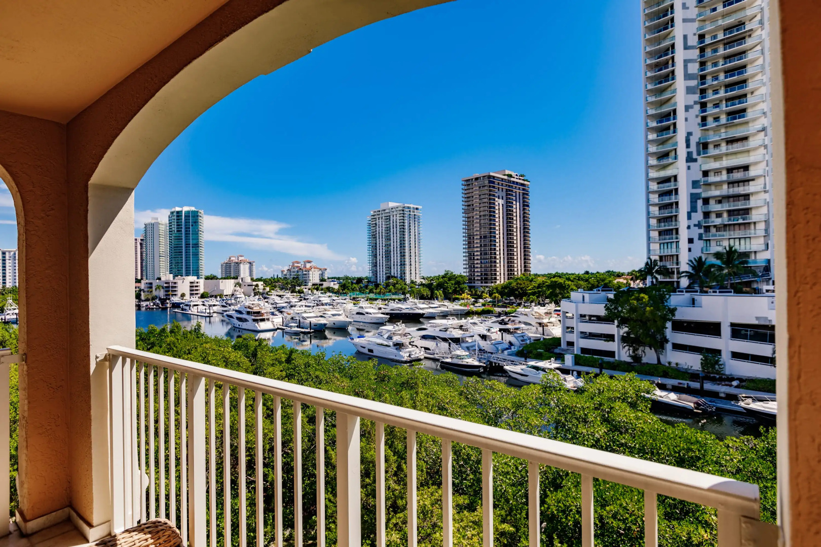 Uhost AI 3BR Condo Stunning Water Views