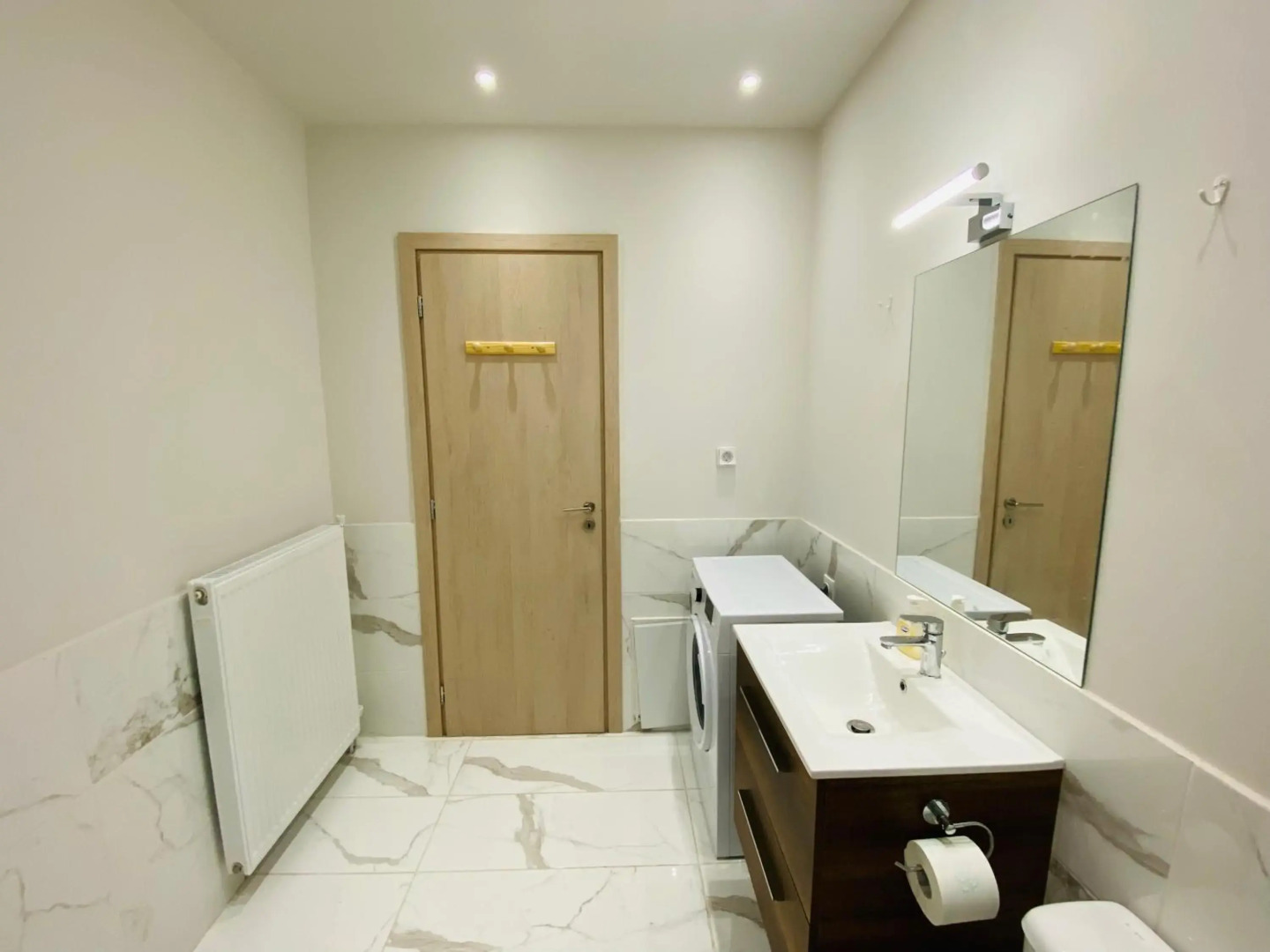 地铁站旁,免费停车位,距机场15分钟车程,独享80平米露台和美景,星空帐篷,舒适淋浴,宽敞3间房3张双人床公寓