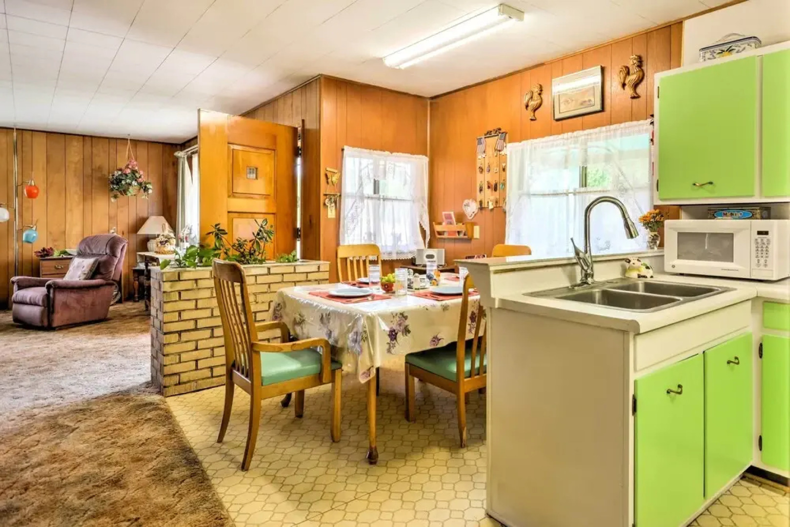 Bright Springer House w/ Hammock & Orchard Views!