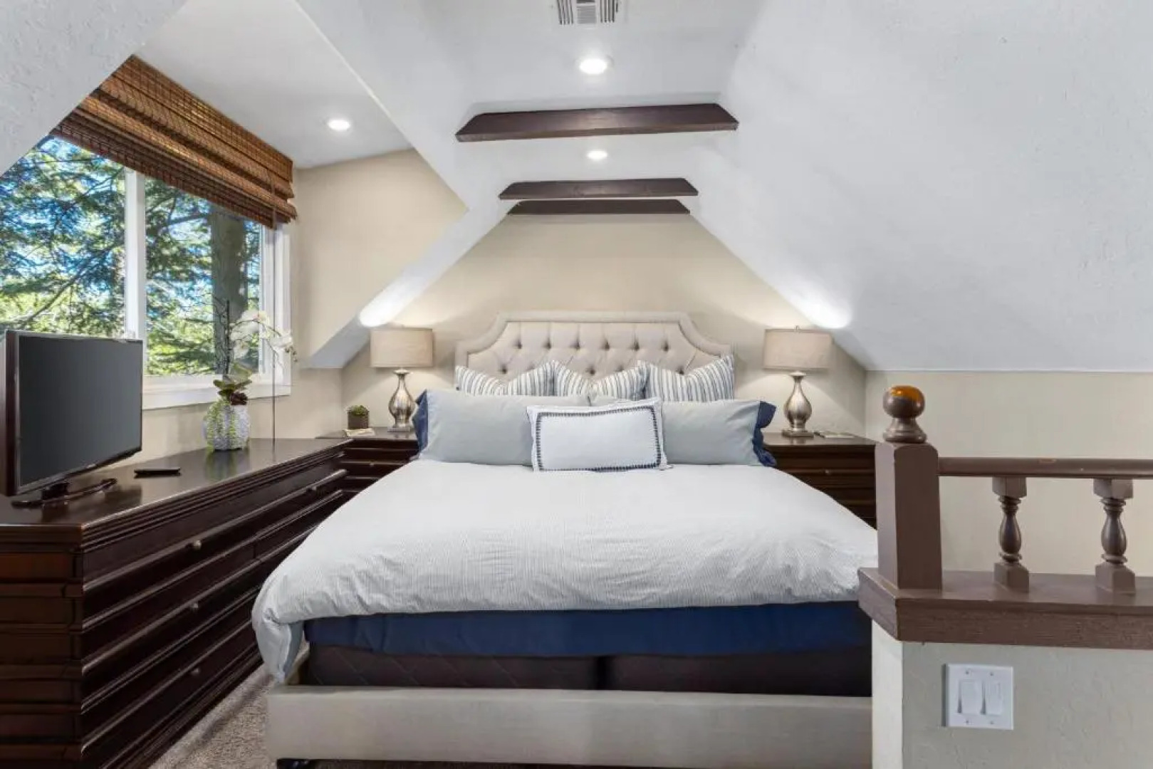 Spectacular Lake View, Luxe 3 Level Home, 1750 sqft, AC, Dogs, Walk to Village