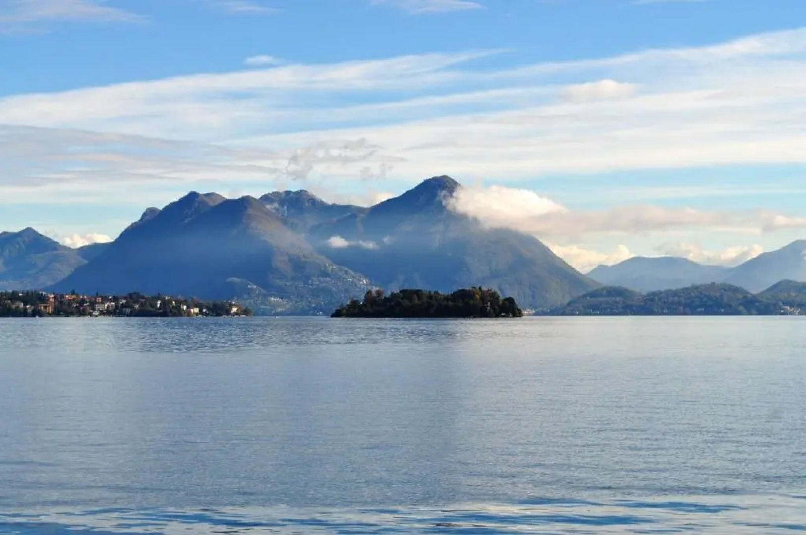 4 bedrooms villa at Ranco 100 m away from the beach with lake view private pool and enclosed garden