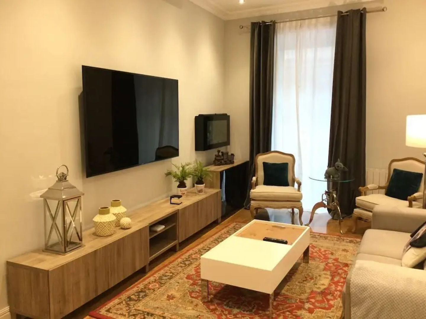 Downtown by Forever Rentals Superior Apartment With 2 Bedrooms. Parking and Wifi