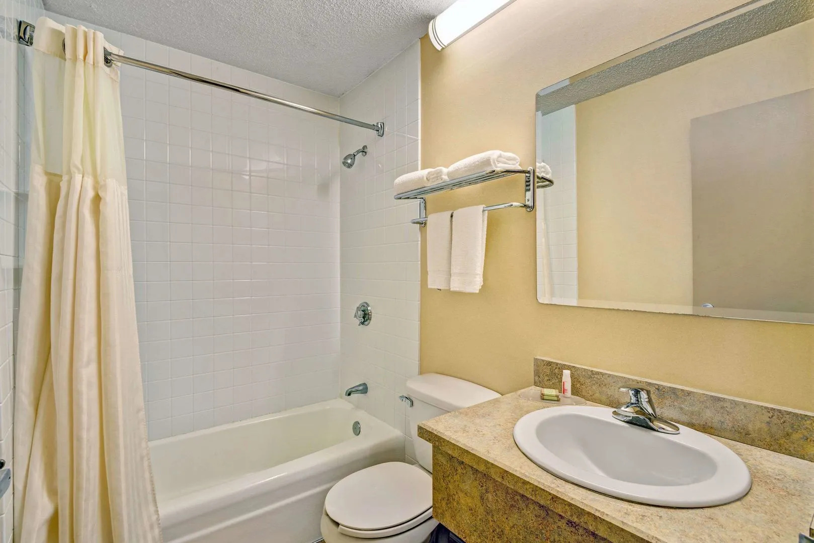 HomeSpring Inn & Studios