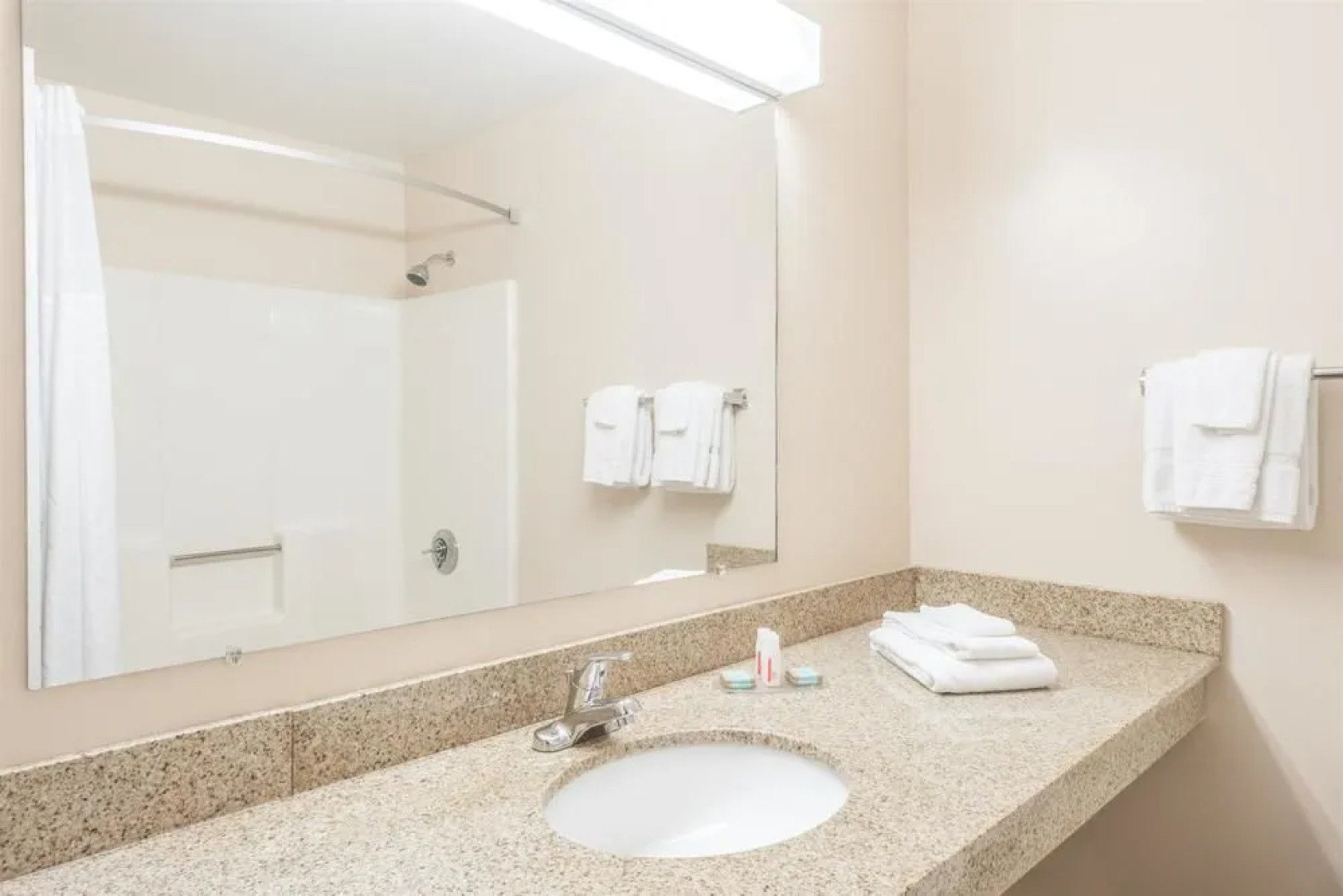 Days Inn by Wyndham Middletown Newport Area