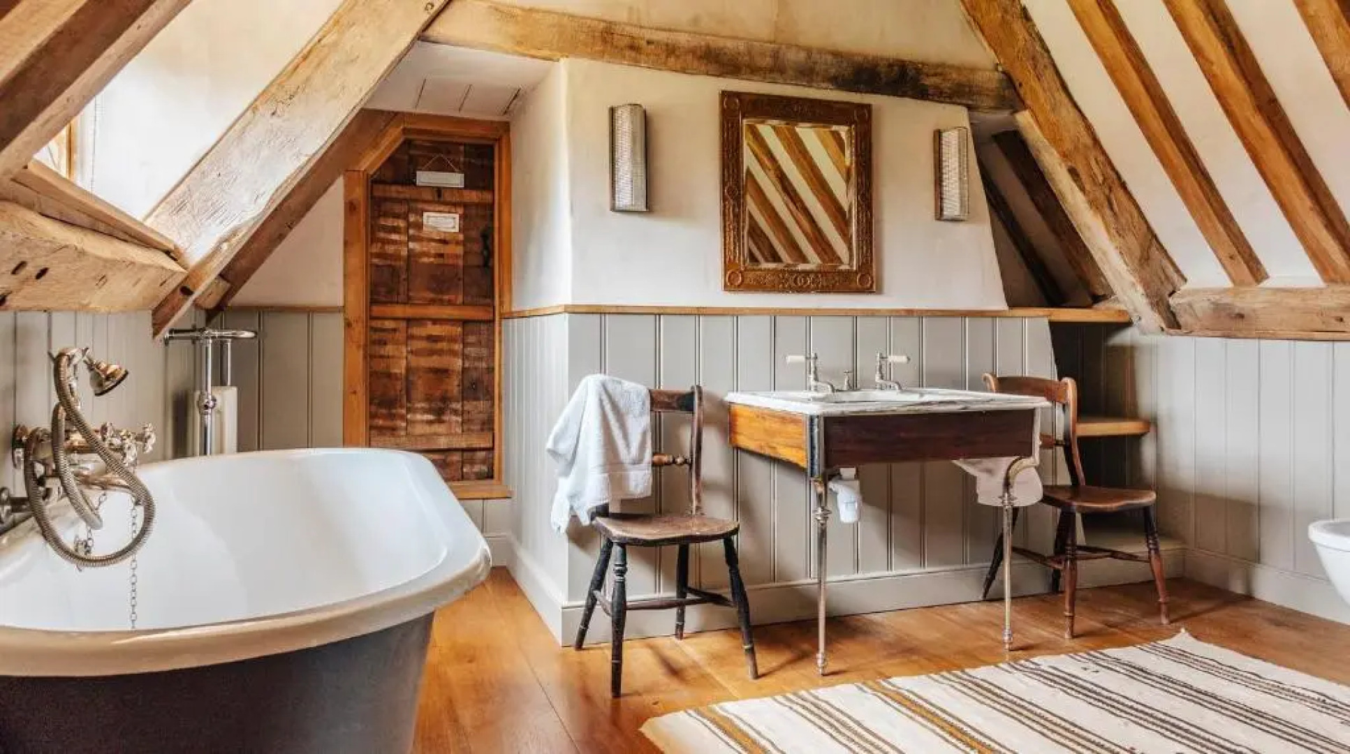 Lavish Tudor Estate Gardens - Sleeps 25