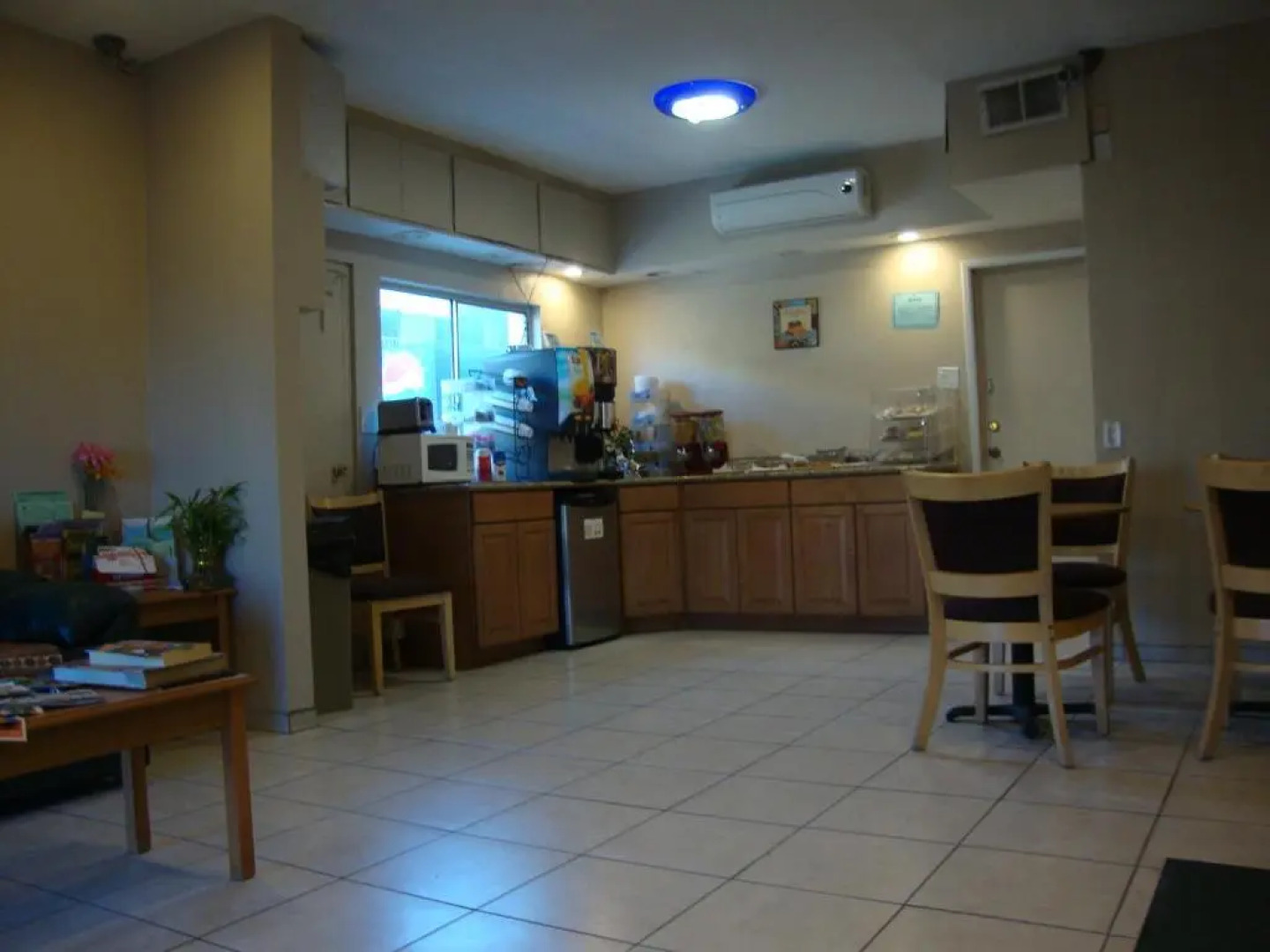 Townhouse Inn & Suites