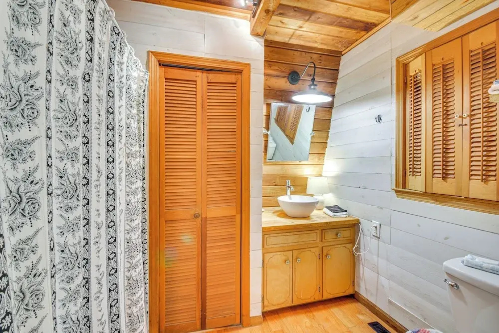 Pet-friendly Lavonia Cabin, Walk to Lake Hartwell!