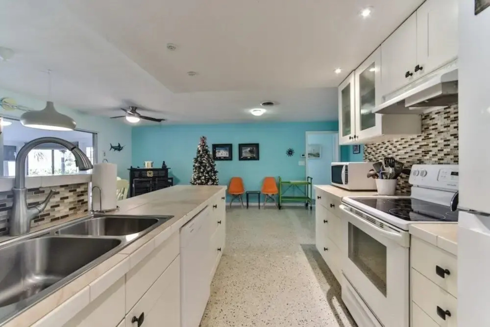 Amazing Pet Friendly 3 Bed House - Heated Pool 3 Bedroom Home by RedAwning