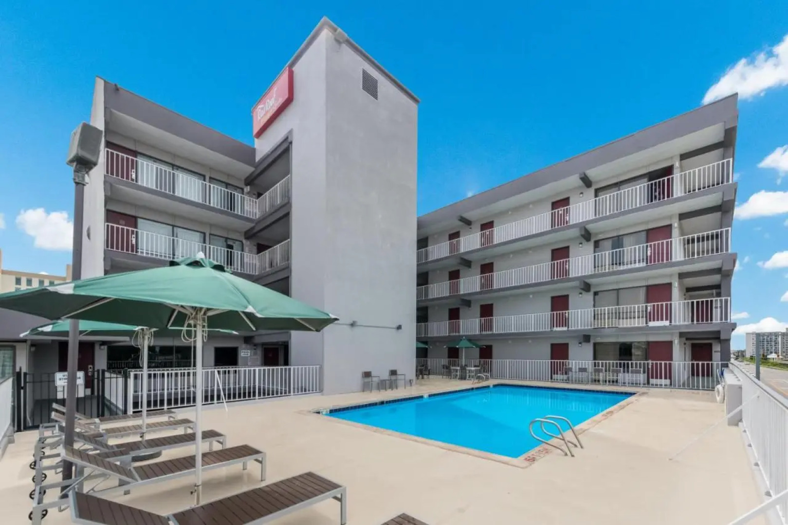 Red Roof PLUS+ & Suites Virginia Beach – Seaside