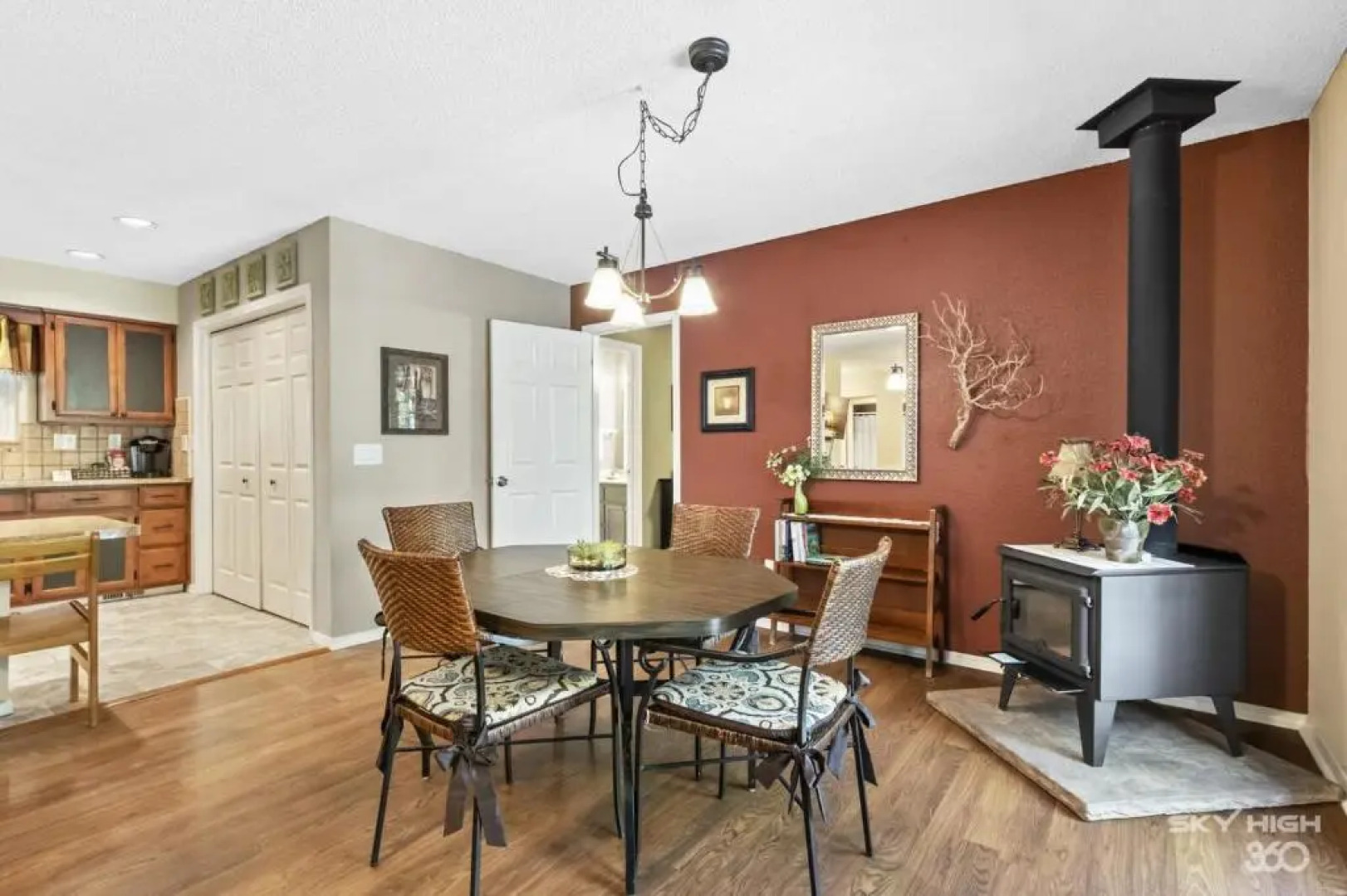 Wooded, Quiet Cottage, Very close to the Back 40