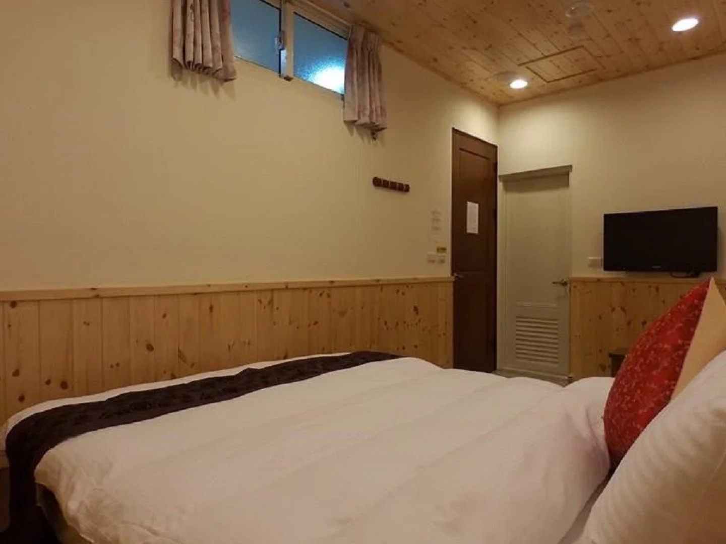 Sun Moon Lake Crystal B & B