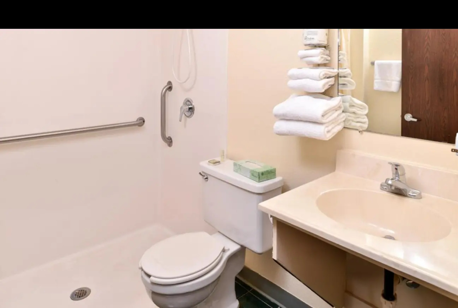 Love Hotels Staples by OYO at HWY 10 MN