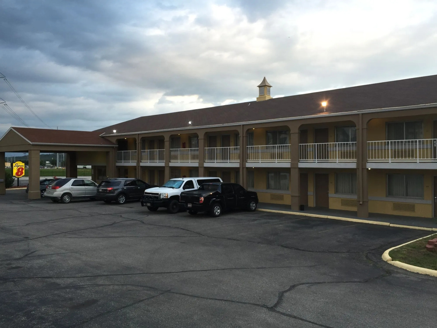 Deluxe Inn & Suites
