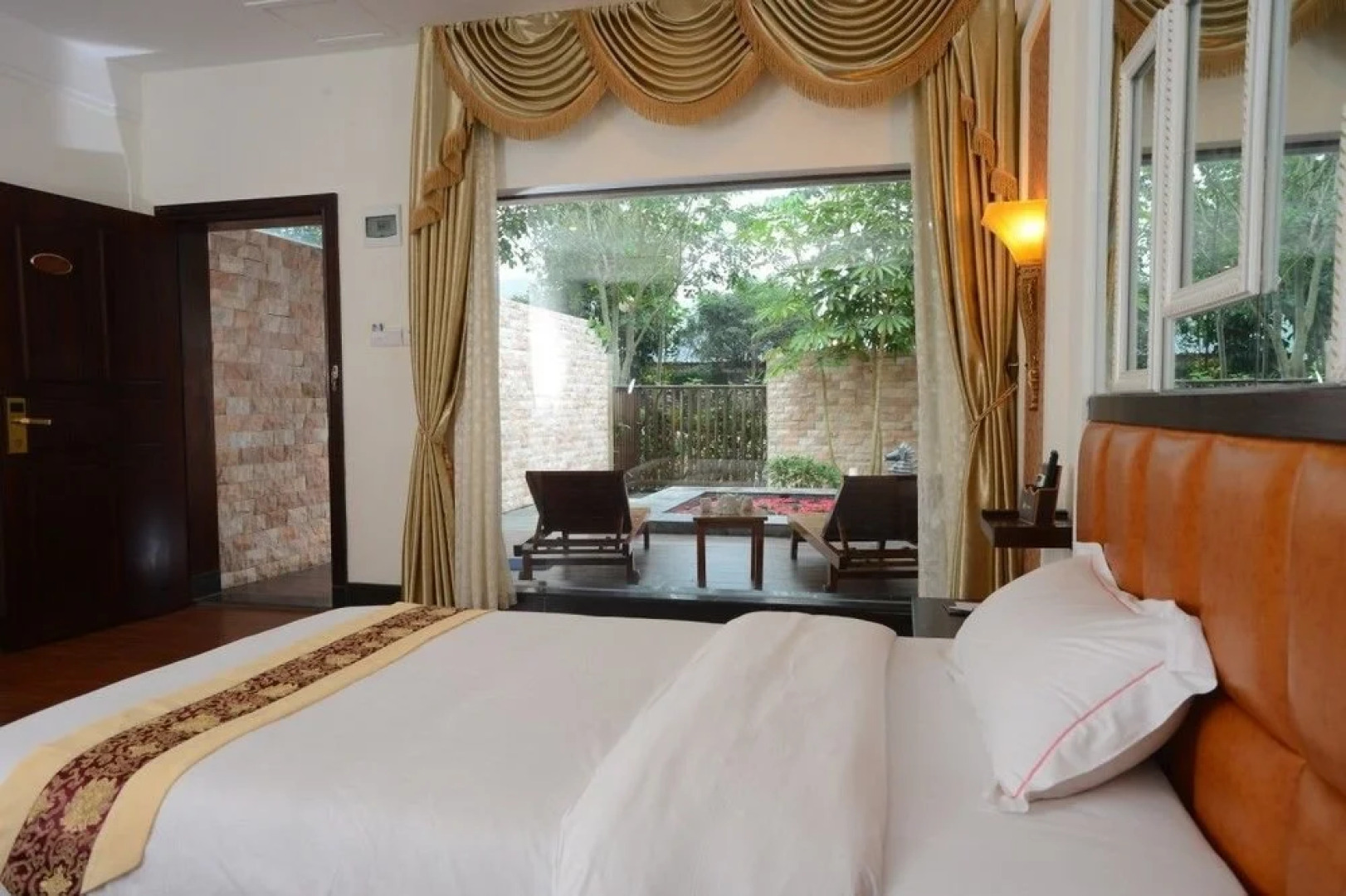 Salt Water Hot Spring Mountain Villa