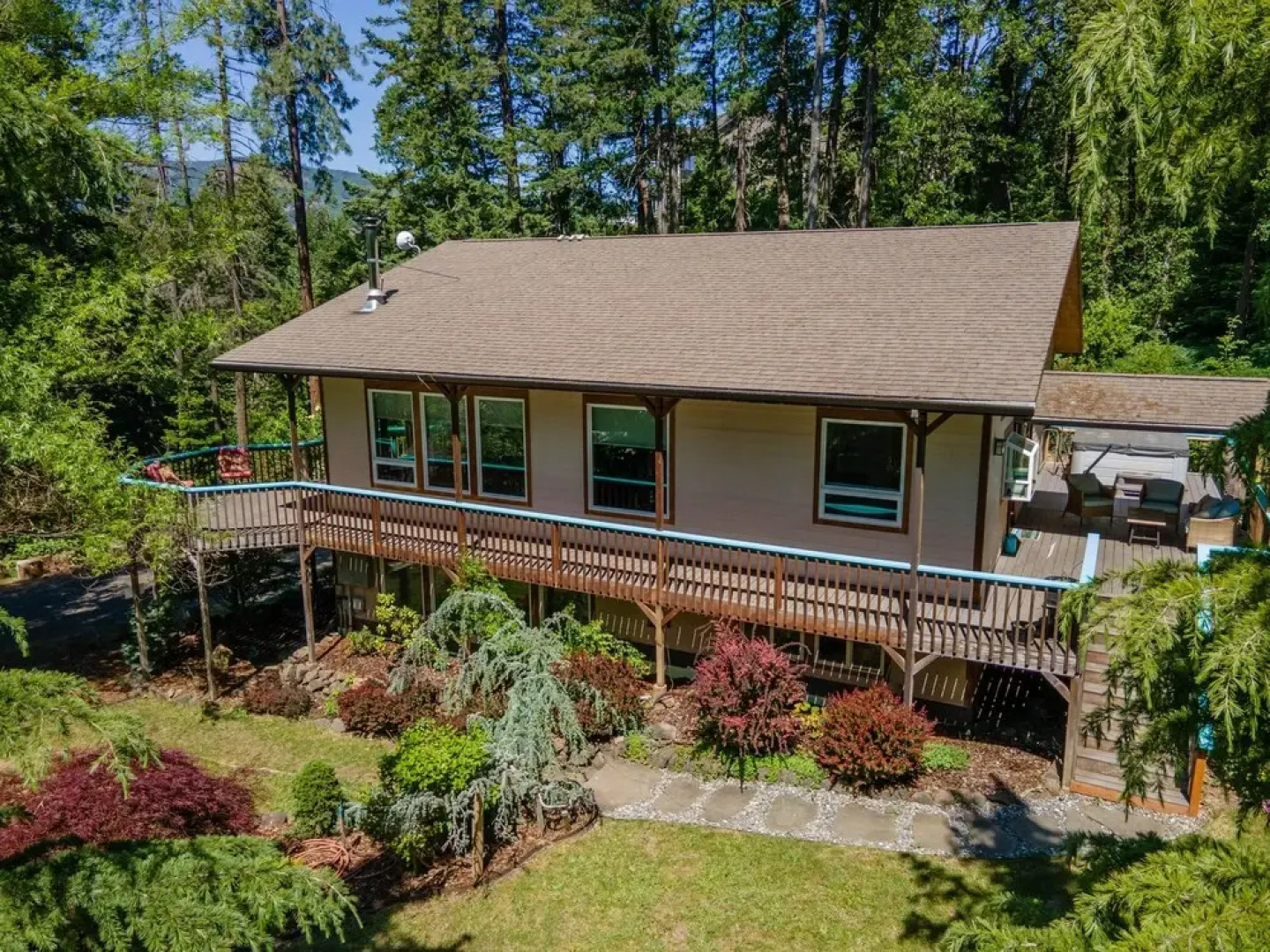 White Stag 4 Bedroom Home by RedAwning