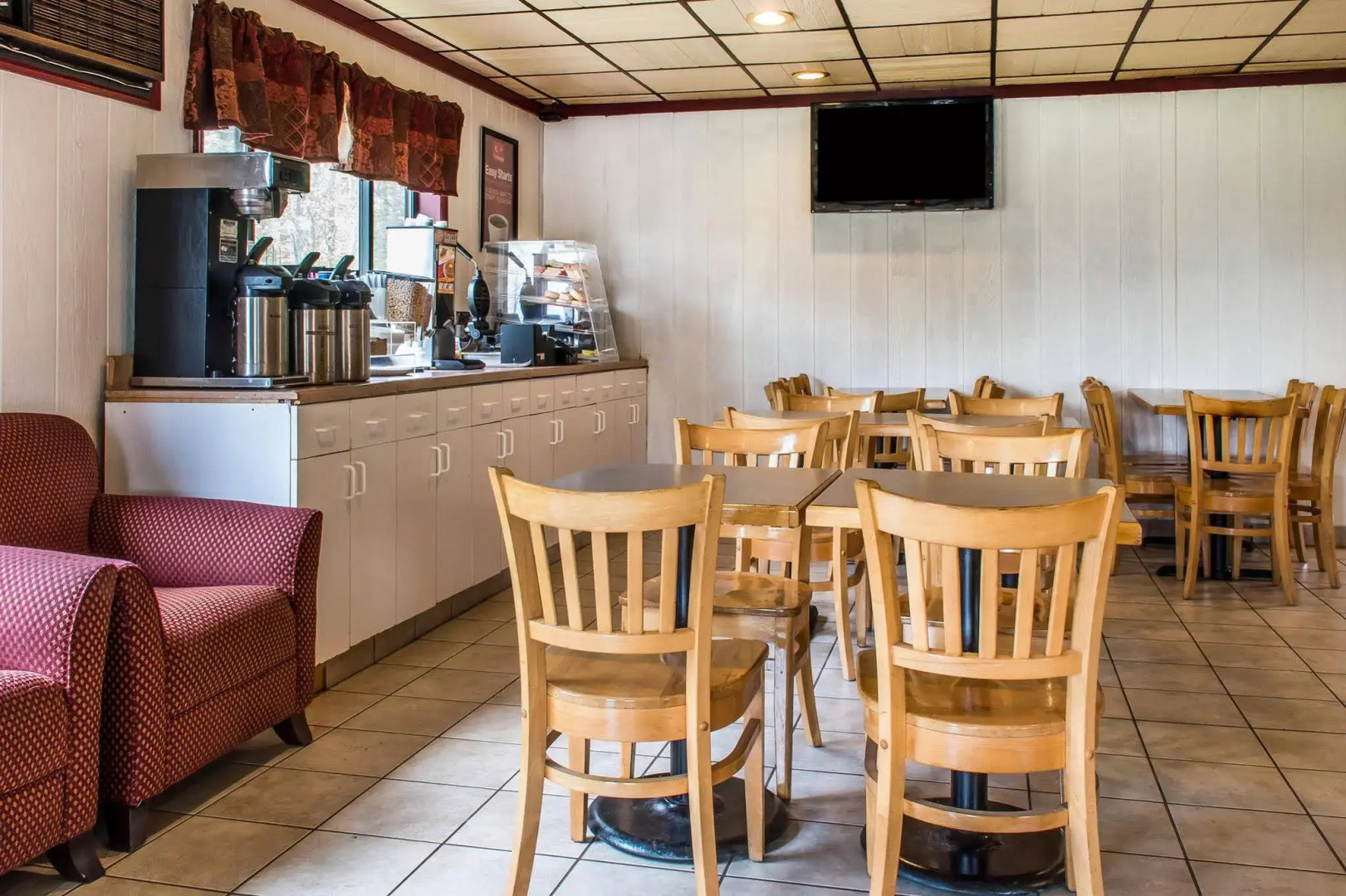 Econo Lodge Inn & Suites White Haven