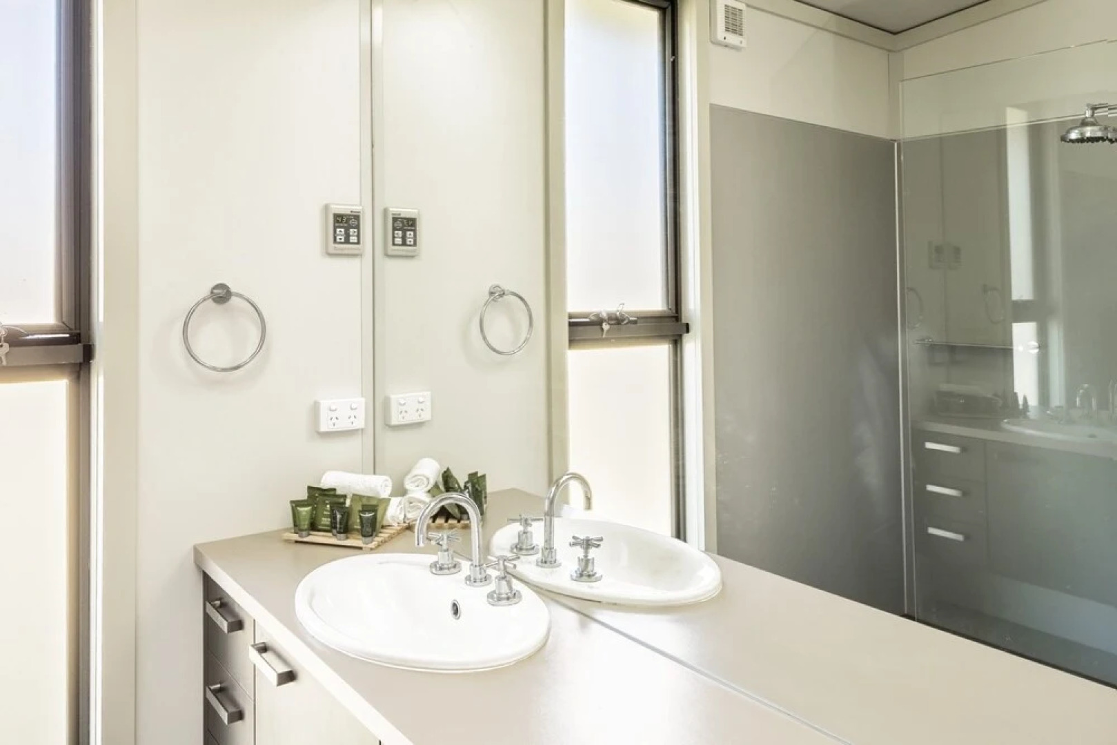 Ecocrackenback 17 'Sustainable, luxurious chalet close to the slopes.'