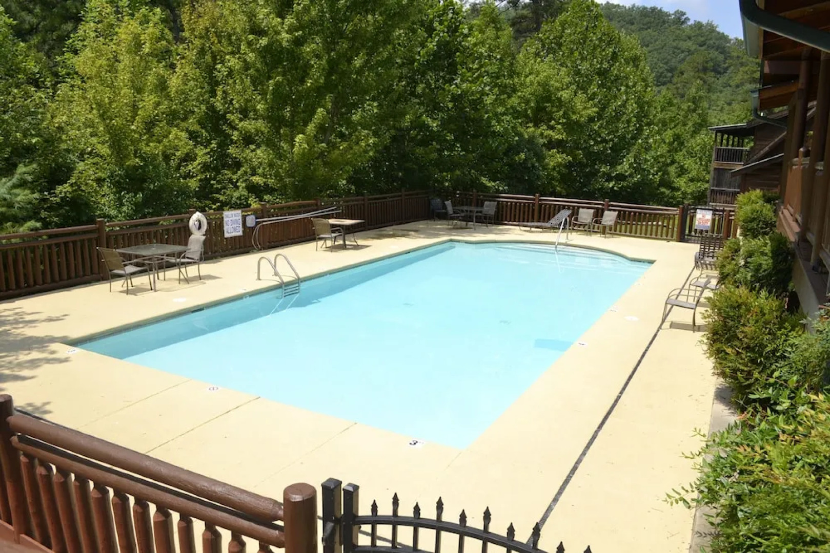 Smoky Cascades 1 Br cabin by RedAwning