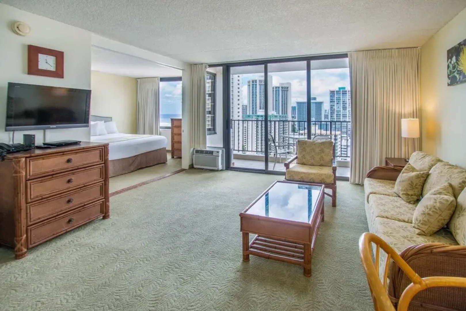 Waikiki Banyan - Ocean View Tower 1 Suite 2214