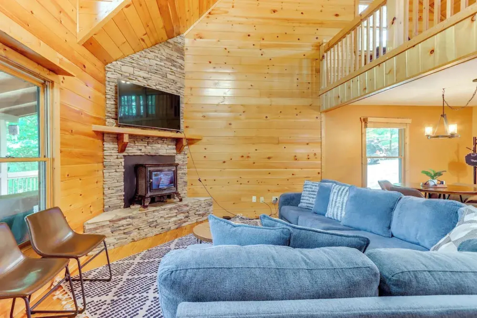 Deck & Private Hot Tub: Cabin in Ellijay!