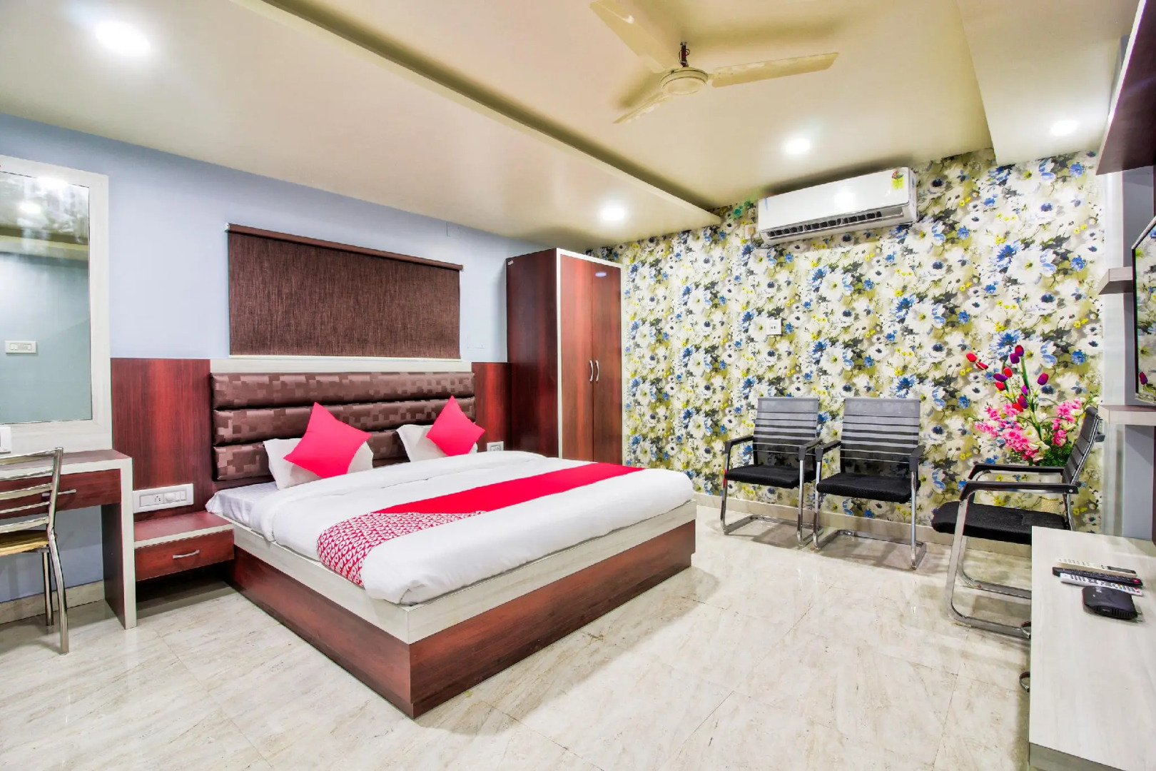 OYO 24872 Hotel Golden Fiesta