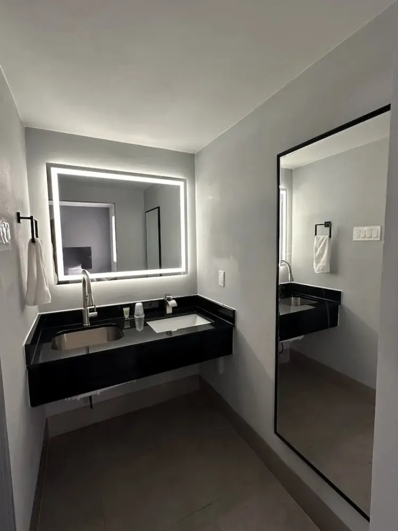 Days Inn & Suites by Wyndham Texas City