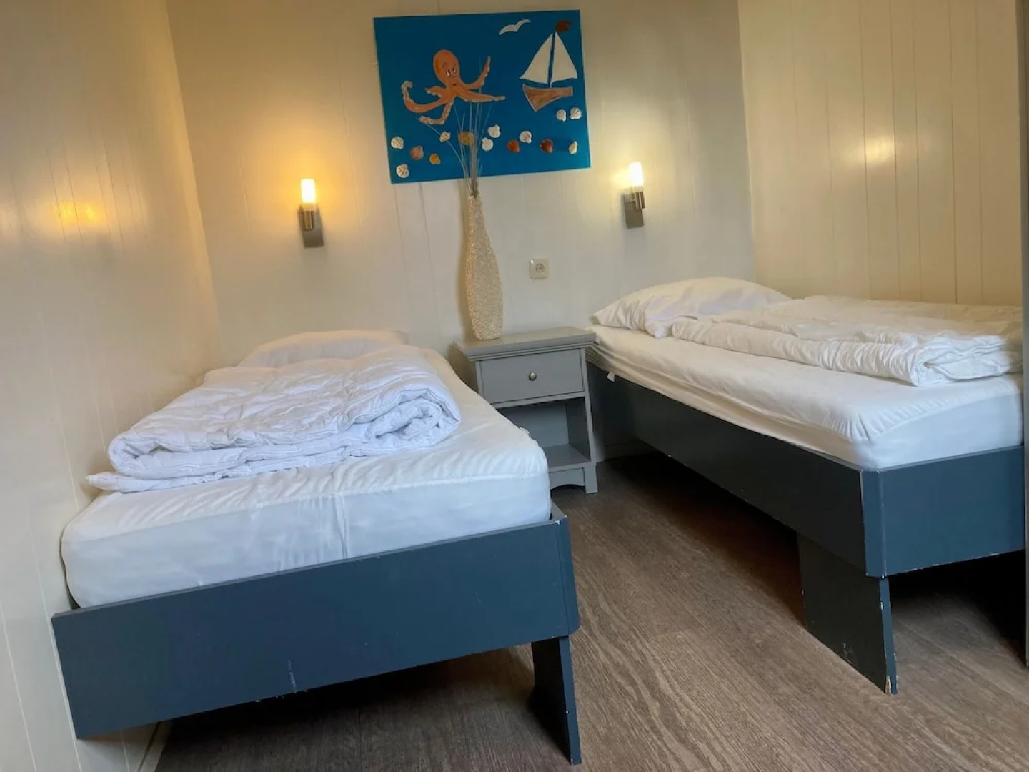 Chalet Gaby With Sauna, Private Dock, and Canoes at Lauwersmeer