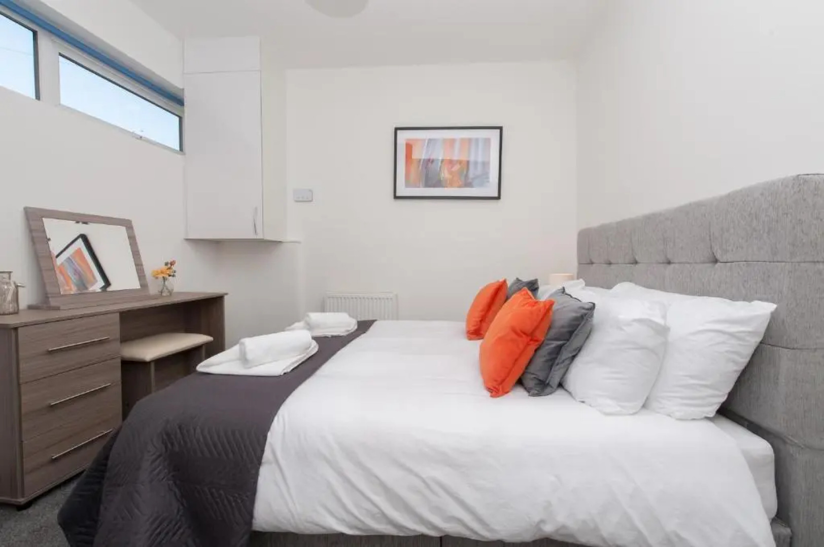 Two bed ground floor apartment, sleeps six, free parking and high speed Wifi