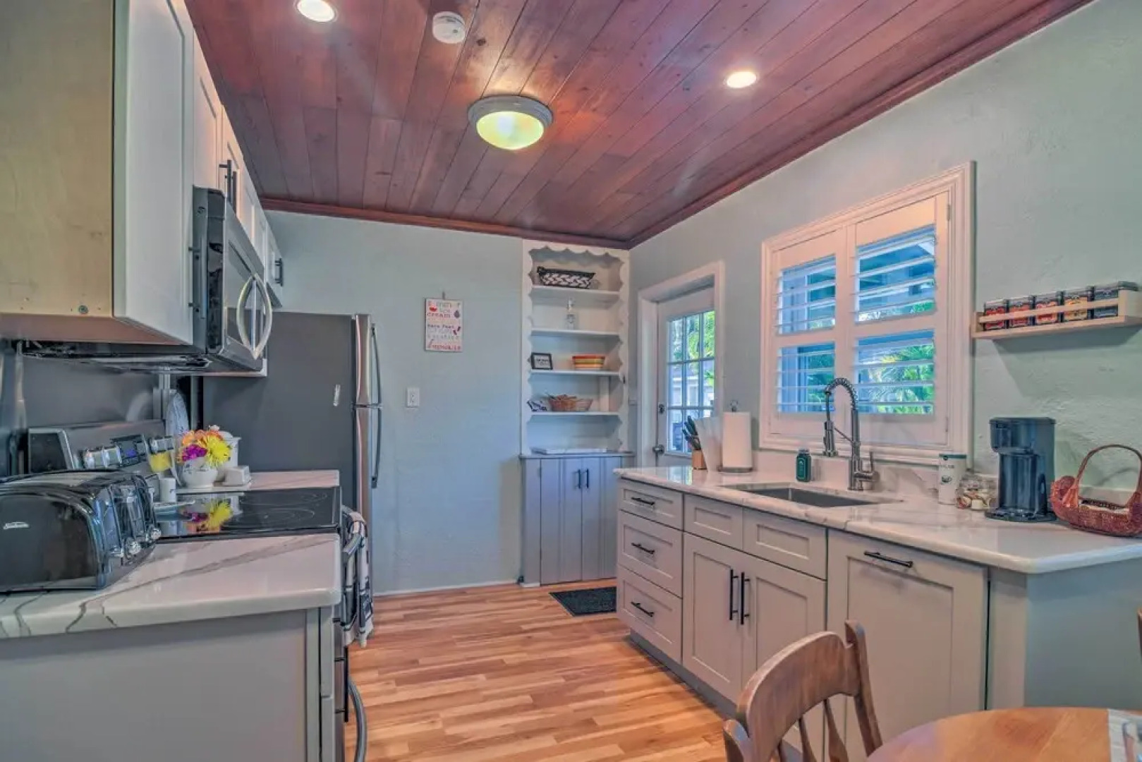 Quiet Crystal Beach Hideaway - Steps to Shoreline!