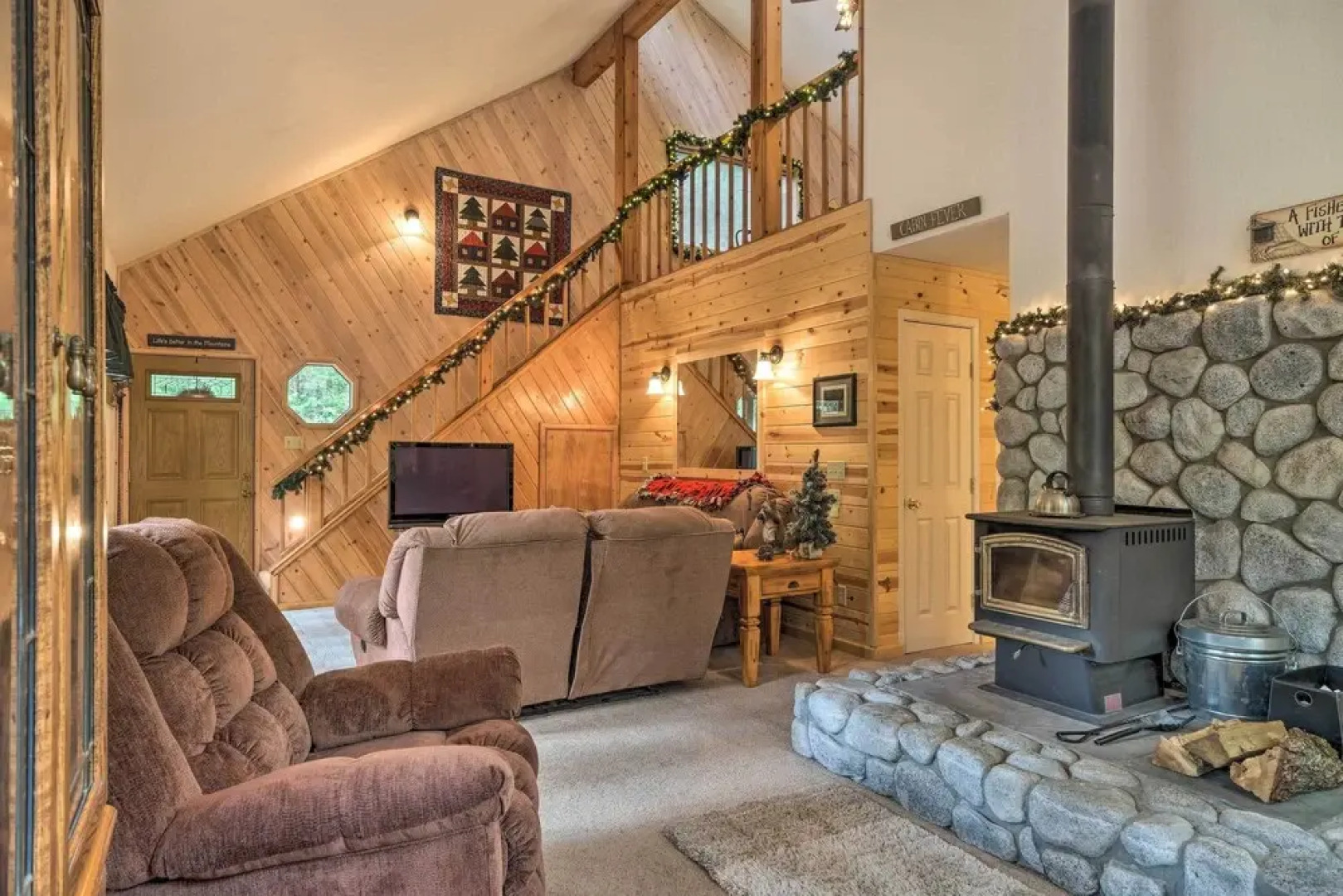 Cozy Camp Connell Cabin: Large Game Room & Decks!