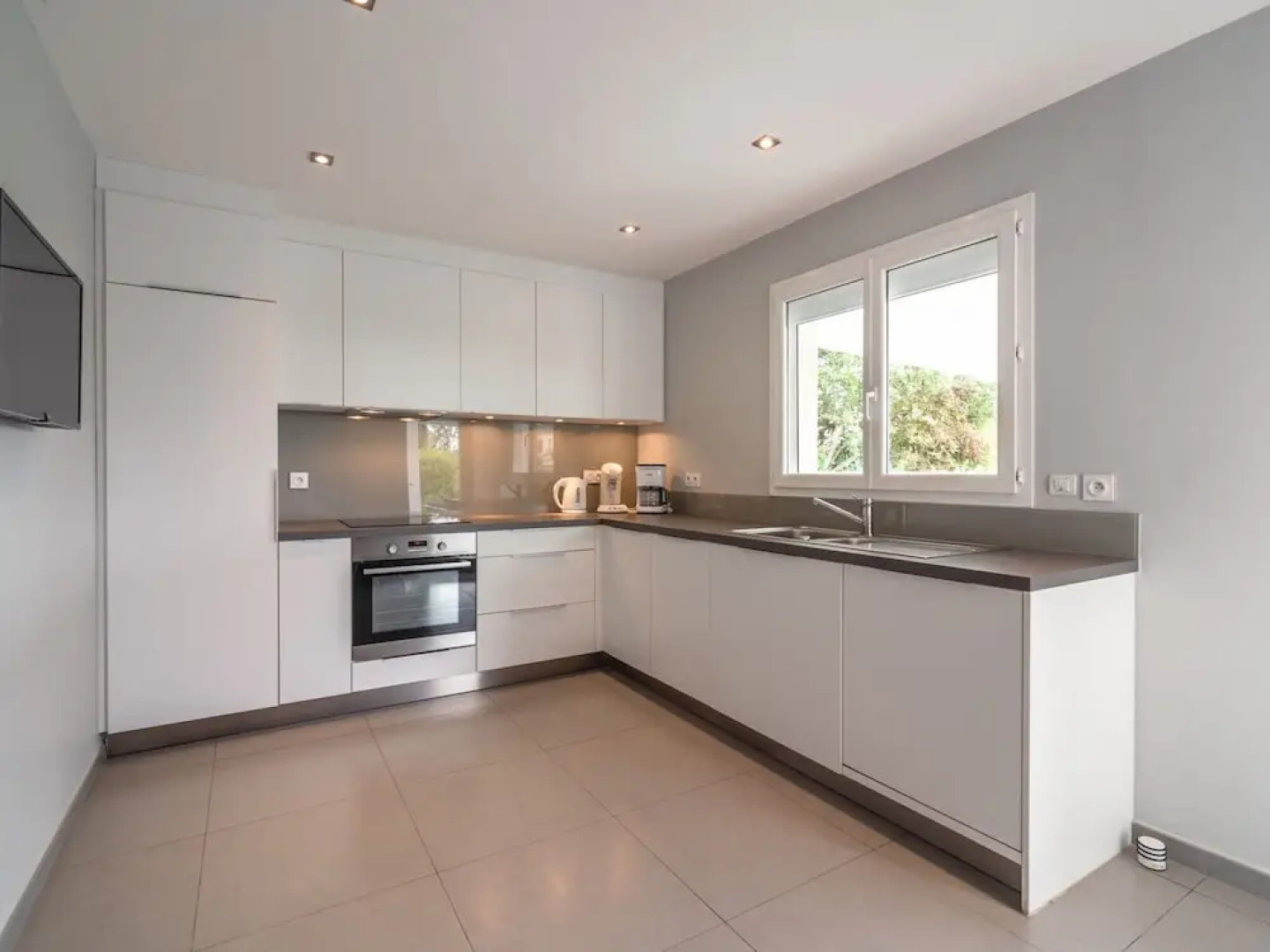 Villa w/ Palm Trees & Pool