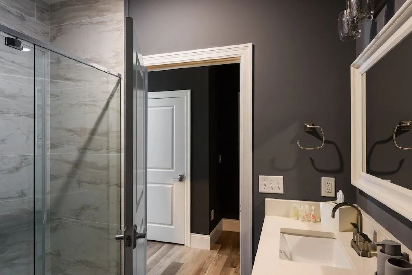 Bordeaux - Luxe LF Square Apts with Rooftop by Zencity