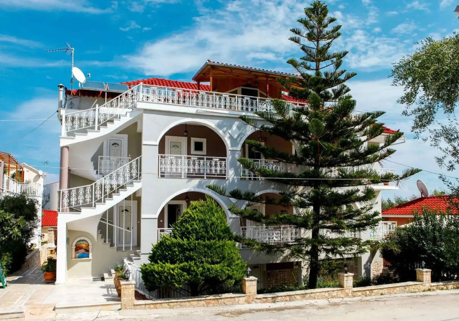 Amoudi Studios Apartments Hotel