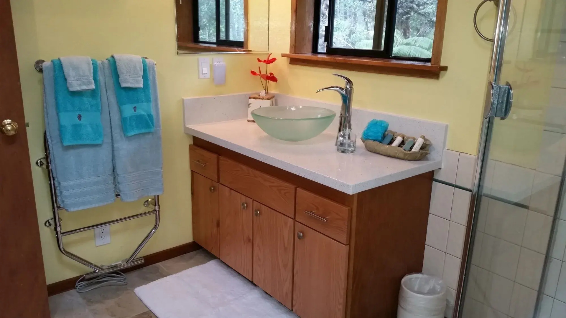 The Guest Cottages @ Volcano Acres Tree House