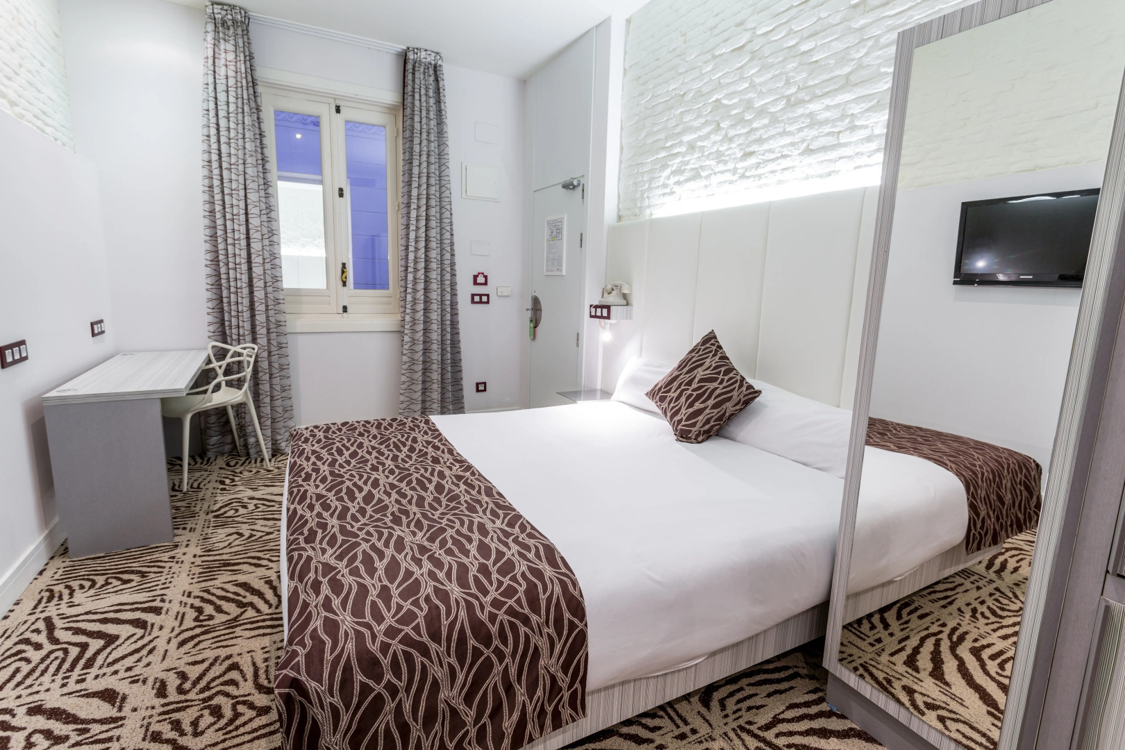 Petit Palace Lealtad Plaza