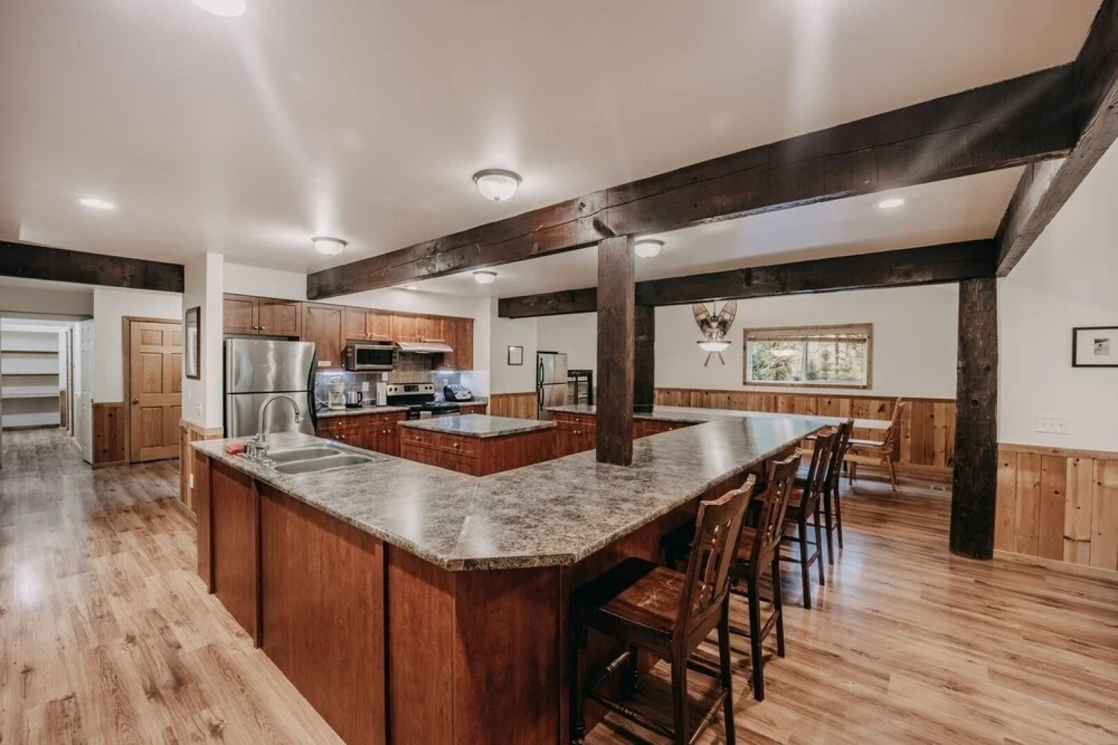 03mbh -12-bdrm - 3.5-bath - Wifi - Pets Ok - Sleeps 26 12 Bedroom Home by RedAwning