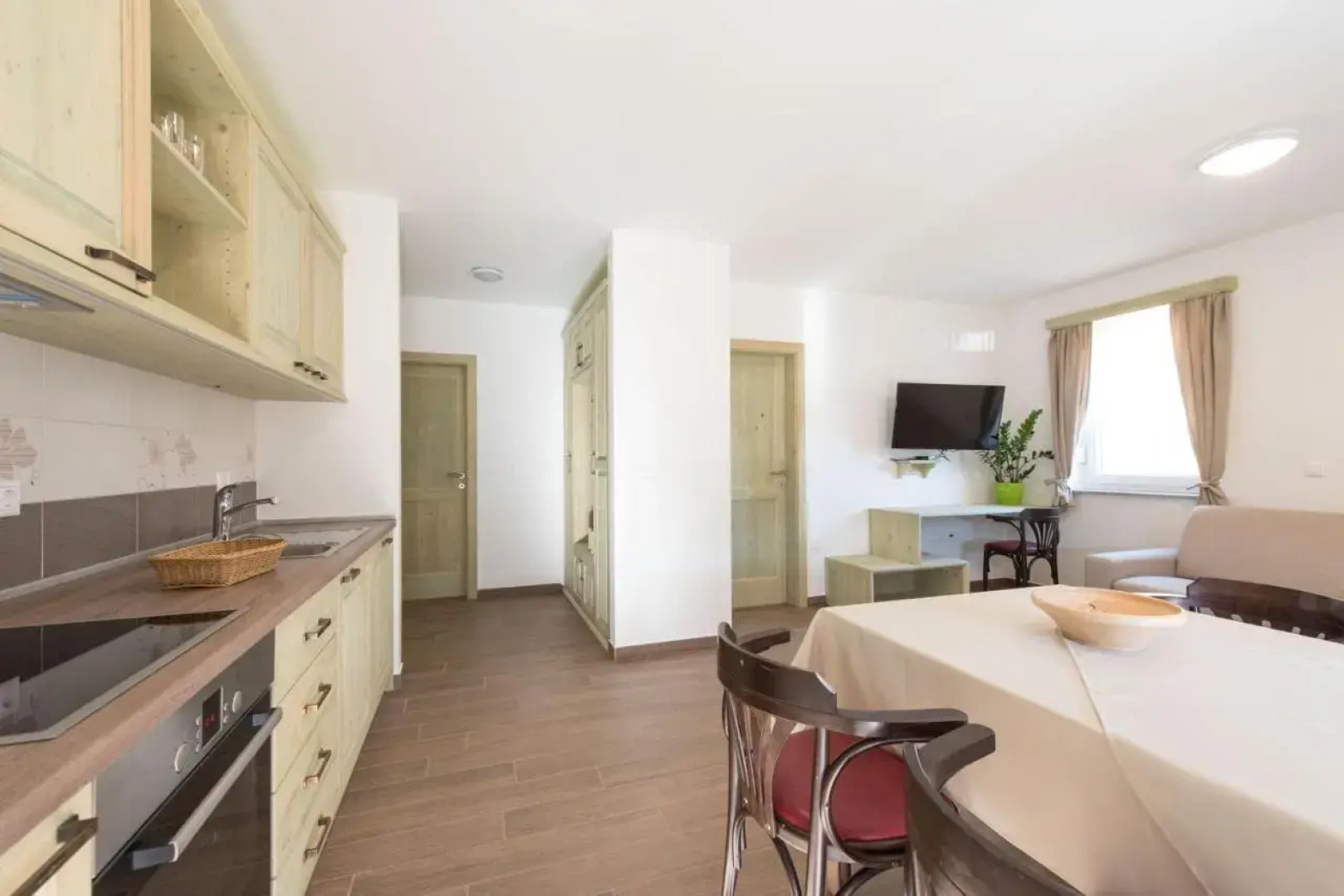 Apartments and rooms Tolc