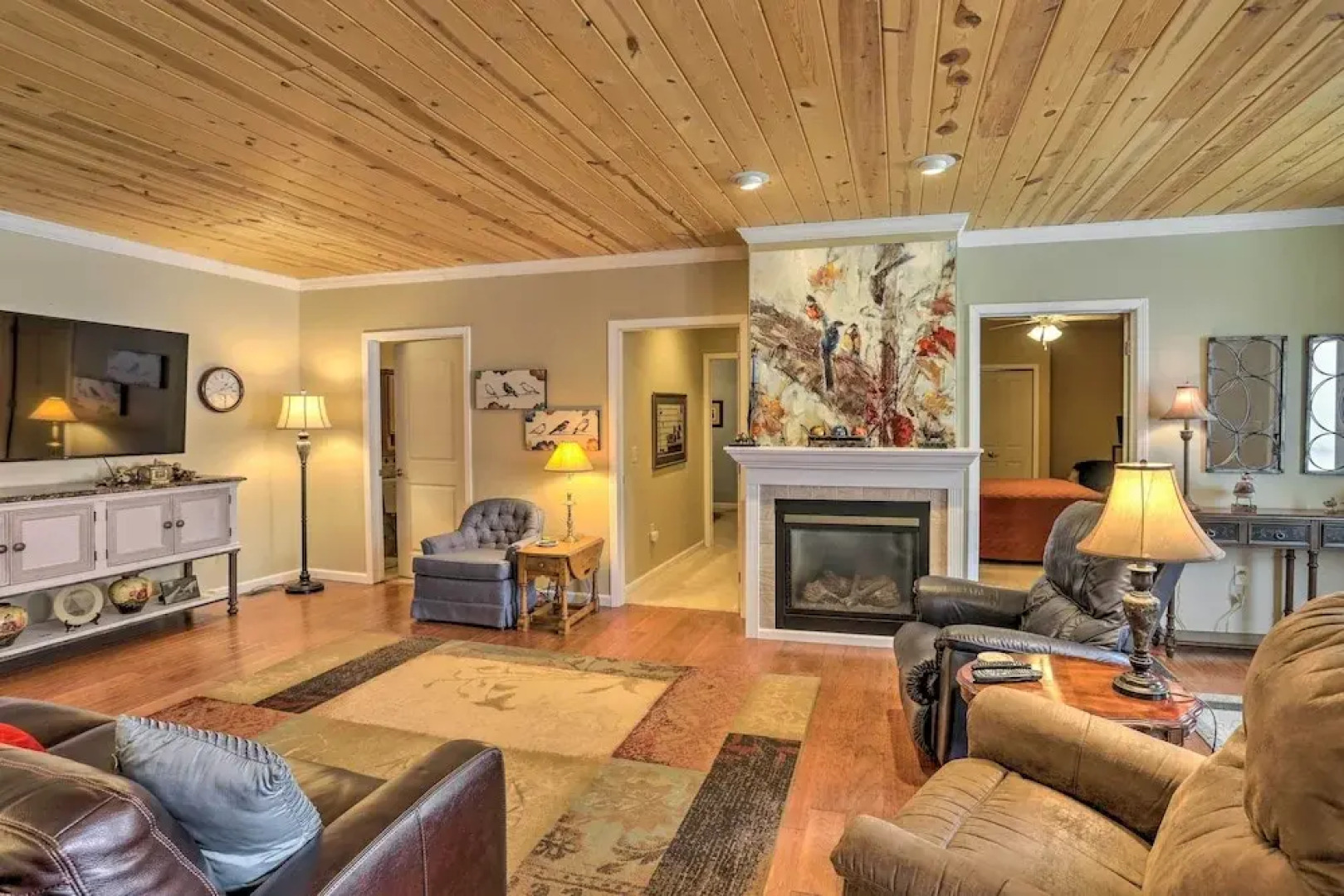 Cheerful Tiffin Digs in the Heart of Downtown