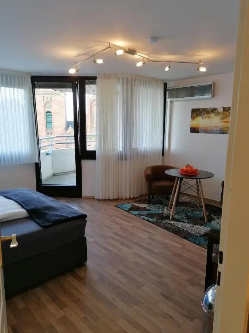 1 Person - Single - Appartement -Zentral gelegen in Leverkusen Wiesdorf - Friedrich Ebert Platz 5a , 4te Etage mit Aufzug-und mit Balkon