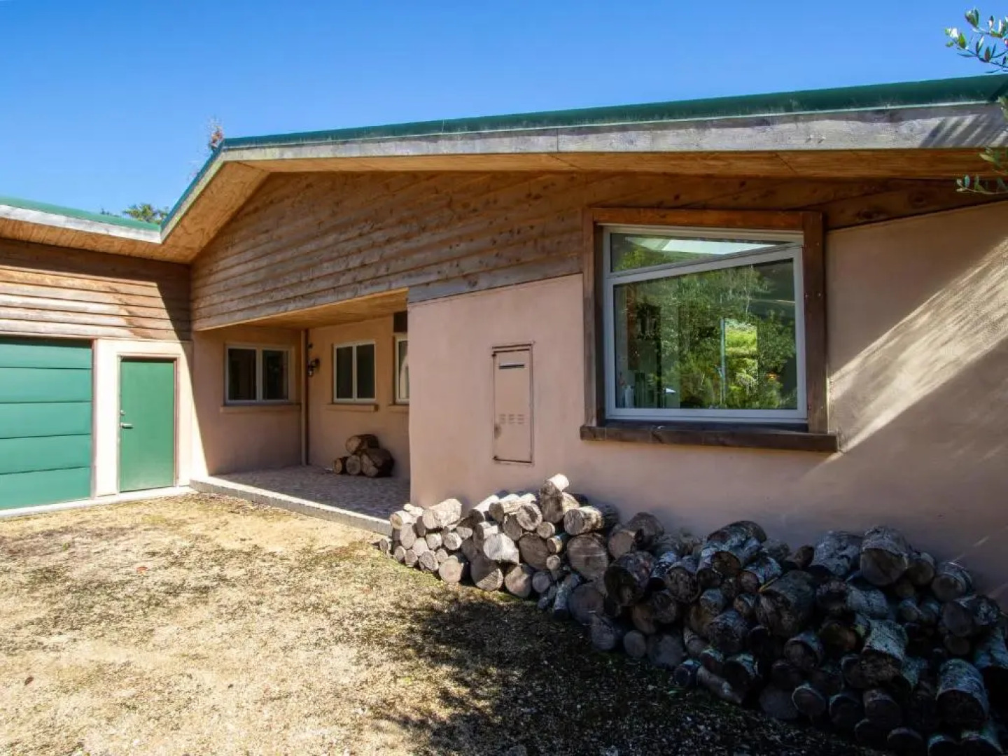 Golden Paradise - Rangihaeata Holiday Home