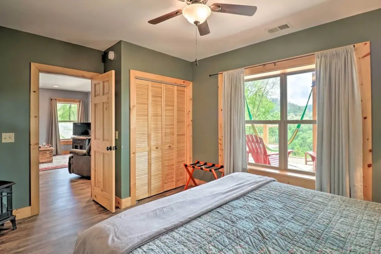 Elevated Cabin Bordering Smoky Mountain Nat'l Park