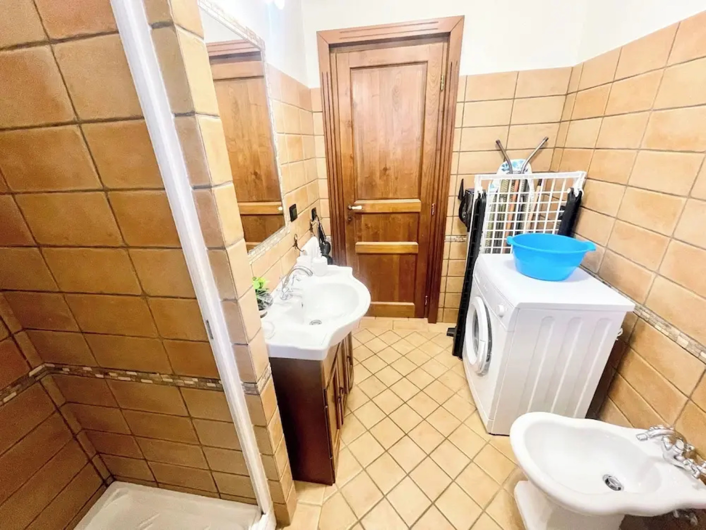 Charming Villa in Umbria - Sleeps 16 - Lake View - Pool, Jacuzzi and Events Room